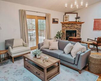 Charming 3 Bedroom Ranch by downtown Peoria & OSF! - Peoria - Living room