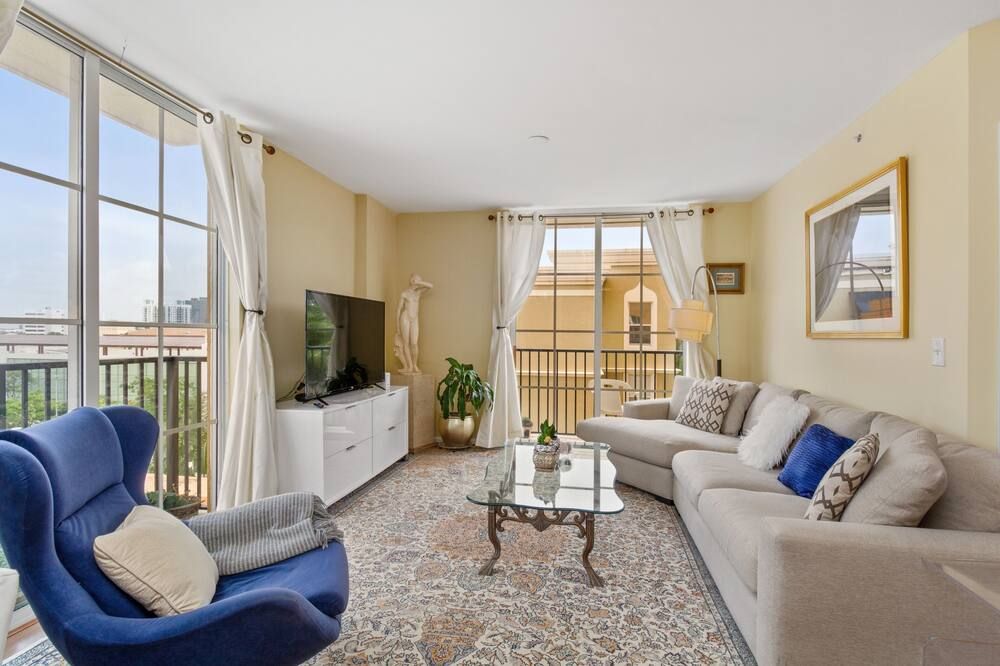 Fabulous CityPlace condo at the heart of beautiful West Palm Beach - West Palm Beach - Living room
