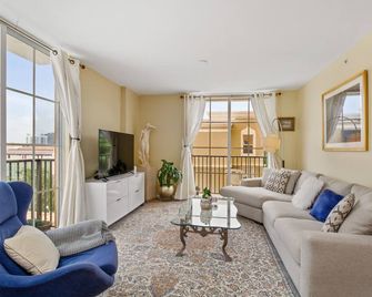 Fabulous CityPlace condo at the heart of beautiful West Palm Beach - West Palm Beach - Living room