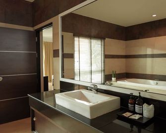 Rhienchai Place Hotel - Surat Thani - Baño