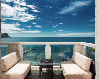 Avala Resort & Villas - בודווה - מרפסת