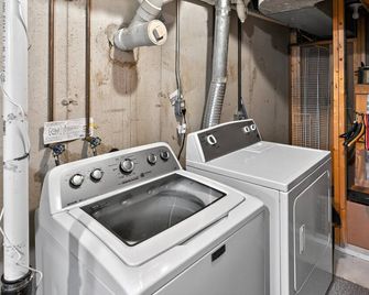 NEW! Cozy Retreat with Hot Tub in Peaceful Goshen - Goshen - Lavandería