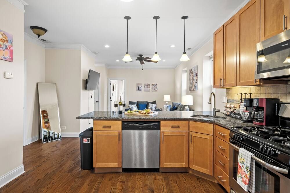 North Center Chicago - Walkable - Transit Accessible - King & Queen Beds - Chicago - Kitchen