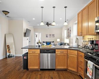 The Irving Park Hideaway – Prime Location w/ Patio & Parking! - Chicago - Cucina