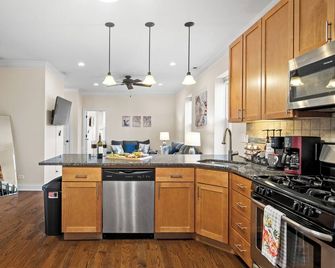 North Center Chicago - Walkable - Transit Accessible - King & Queen Beds - Chicago - Kitchen