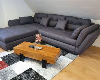 cozy quiet apartment in Homburg-Kirrberg with a small balcony - Homburg - Sala de estar