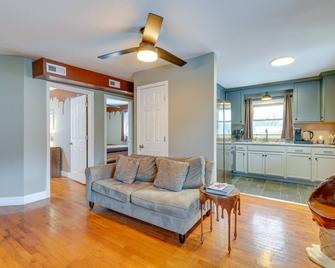 Cozy Kingsport Apartment Walk to Cidery! - Kingsport - Living room