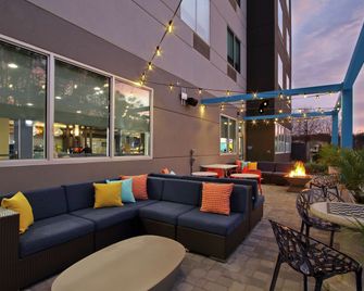 ترو باي هيلتون موبايل - موبيل - شرفة مرصوفة