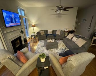 Captain Rons Retreat - Lexington - Living room