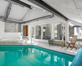 Amazing home in Nexø with sauna - Snogebaek - Piscina