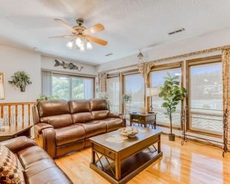 Tranquil Country Retreat - Boring - Living room
