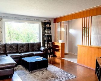 4 minutes to west Edmonton Mall family friendly homes with huge backyard patio. - Edmonton - Living room