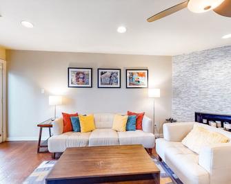 Marvelous, Three-Story Condo w/ Private Rooftop Patio, City Views - 2 Dogs OK - Austin - Living room