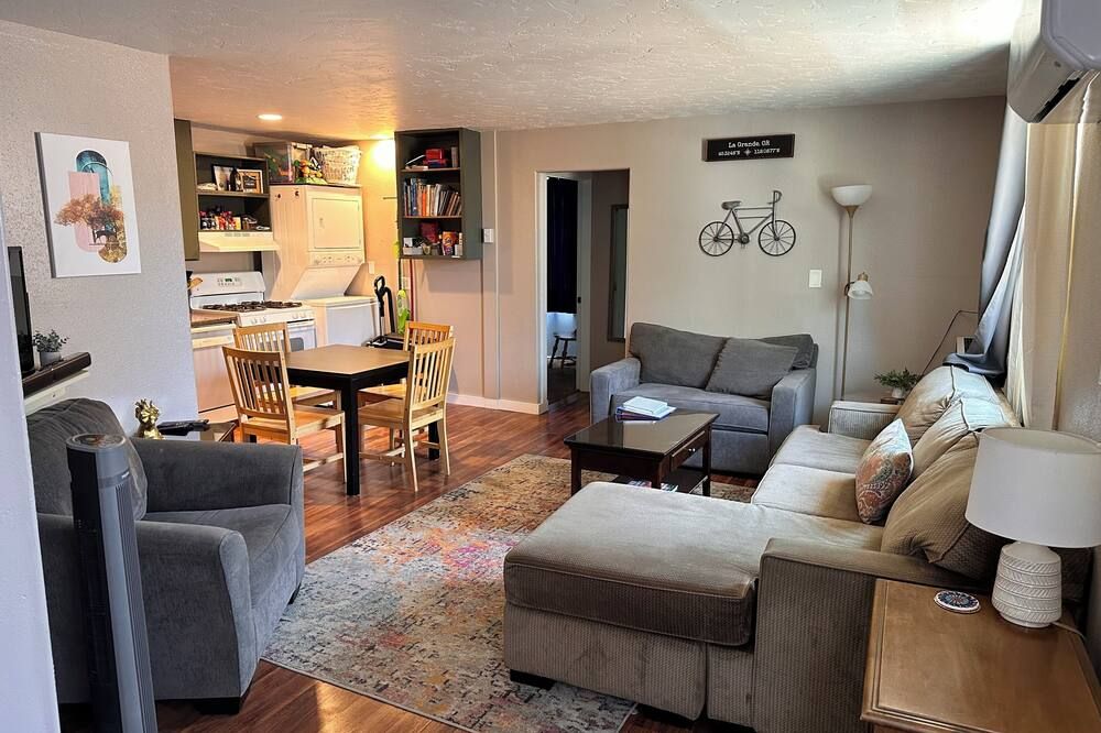 Charming 3-bedroom apartment with WiFi, AC walkable to downtown La Grande - La Grande - Sala de estar