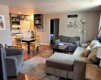 Charming 3-bedroom apartment with WiFi, AC walkable to downtown La Grande - La Grande