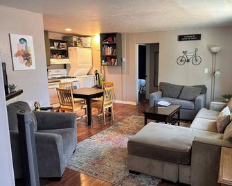 Charming 3-bedroom apartment with WiFi, AC walkable to downtown La Grande - La Grande - Sala de estar