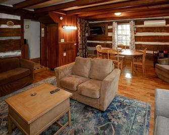 Pheasant Tail Cabin 3bd/2ba, firepit, perfect for anglers w/wading river access - Bristol - Living room