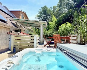 Spacious and stylish house minutes away from Hamptons - Calverton - Piscina