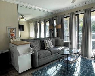 SunnyDaze-Steps to the Ocean king bed, Free bikes! - Hilton Head Island - Living room