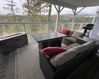 Oceanfront Suite Over Roche Cove Regional Park, Private and Pet Friendly! - Sooke - Balcony
