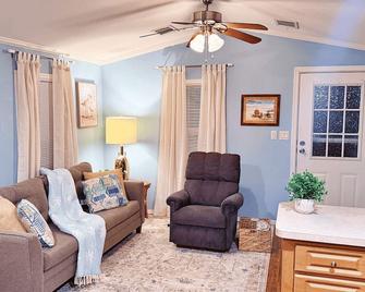 The Tranquil Cabin - Dover - Living room