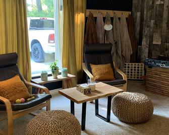 Year Round Secluded Retreat in Port Franks Close to Private Beach. Hot Tub! - Lambton Shores - Living room