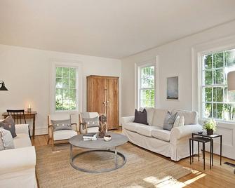 NEW! Cazenovia Farmhouse with a Private Pool - Cazenovia - Sala de estar