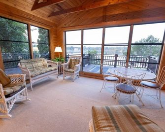 Shoreview Lakeside Cottage - Shoreview - Living room