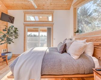 Boutique Cabin on Manicured Acre Hot tub Path to Beach Wifi 200 10 - Long Beach - Camera da letto