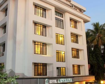 Hotel Aiswarya - Kochi - Building