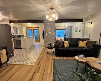 New Romantic Lake House! - Brewerton - Olohuone