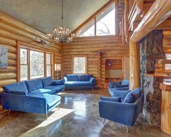 Custom Black Hills Log Home w/views, Secluded, Only 12 miles to Mt Rushmore! - Hermosa - Lounge