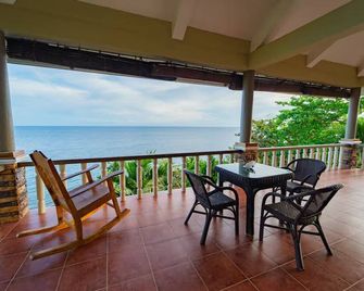 Cliffvue Homestead — East House - Lazi - Balcón