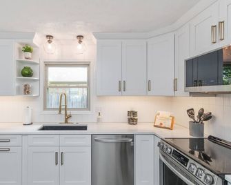 In the heart of downtown Carmel, 3BD/2BA 30-day minimum stay. Dog Friendly! - Carmel - Kitchen