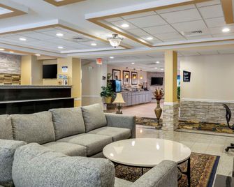 Best Western Plus New England Inn & Suites - Berlin - Лоббі