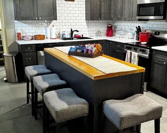 Welcome to the Big Horn Basecamp an amazing location for small or large groups - Dayton - Kitchen
