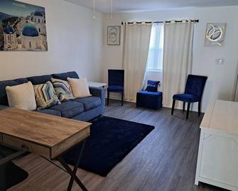 Everything you need and more! - Albany - Living room