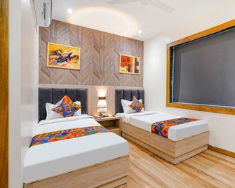Hotel Riza International - Nr Nesco Exhibition Centre - Mumbai - Schlafzimmer