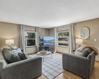 6th Street Retreat- Fenced 4BR/1BA MidTerm stay ok - Elk River - Living room