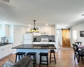 Parkside Cottage w/ Patio/BBQ - 20 min to beach - Santa Maria - Kitchen