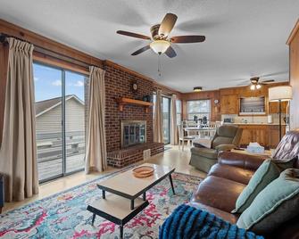 Charming 2-bedroom, 2 bth apartment with water views, golf, quiet community - Sanford - Вітальня