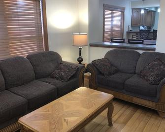 Lovely 3BR Close to Downtown - Iowa City - Living room