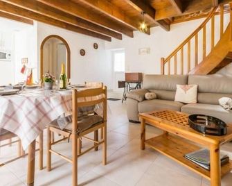 Maison rénovée typique, calme, proche mer, 2 cours fermées, cheminée et équipements pour enfants. - FR-1-306-836 - Piriac-sur-Mer - Sala de estar