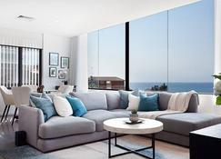 Glamarama - Stunning 2-Bed Apartment With Tama Beach Views! - Bronte - Living room