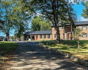 Ultimate Kentucky Derby Weekend Getaway. All Inclusive Stay - Harmony Homestead - Salem - Building