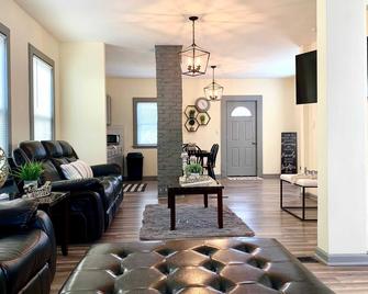 Cozy 3BR 1BA Short drive to Niagara Falls - Cataratas del Niágara - Sala de estar