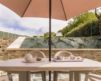 Charming Family Farmhouse with Modern Comforts, Private Yard, and Terrace in Cotentin - Bricquebec-en-Cotentin - Patio