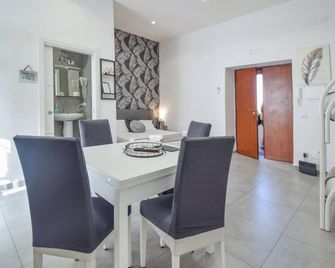 Beautiful Apartment In Napoli With Wifi - Naples - Dining room
