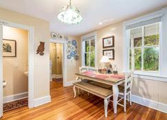 Enchanting Cottage, Center of Historic Downtown! - Harpers Ferry - Ruokailuhuone