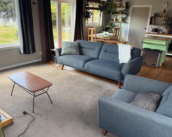 Private modern retreat with spectacular views - Glenorchy - Huiskamer